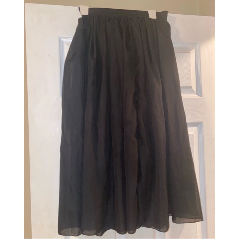 Long black skirt puffy